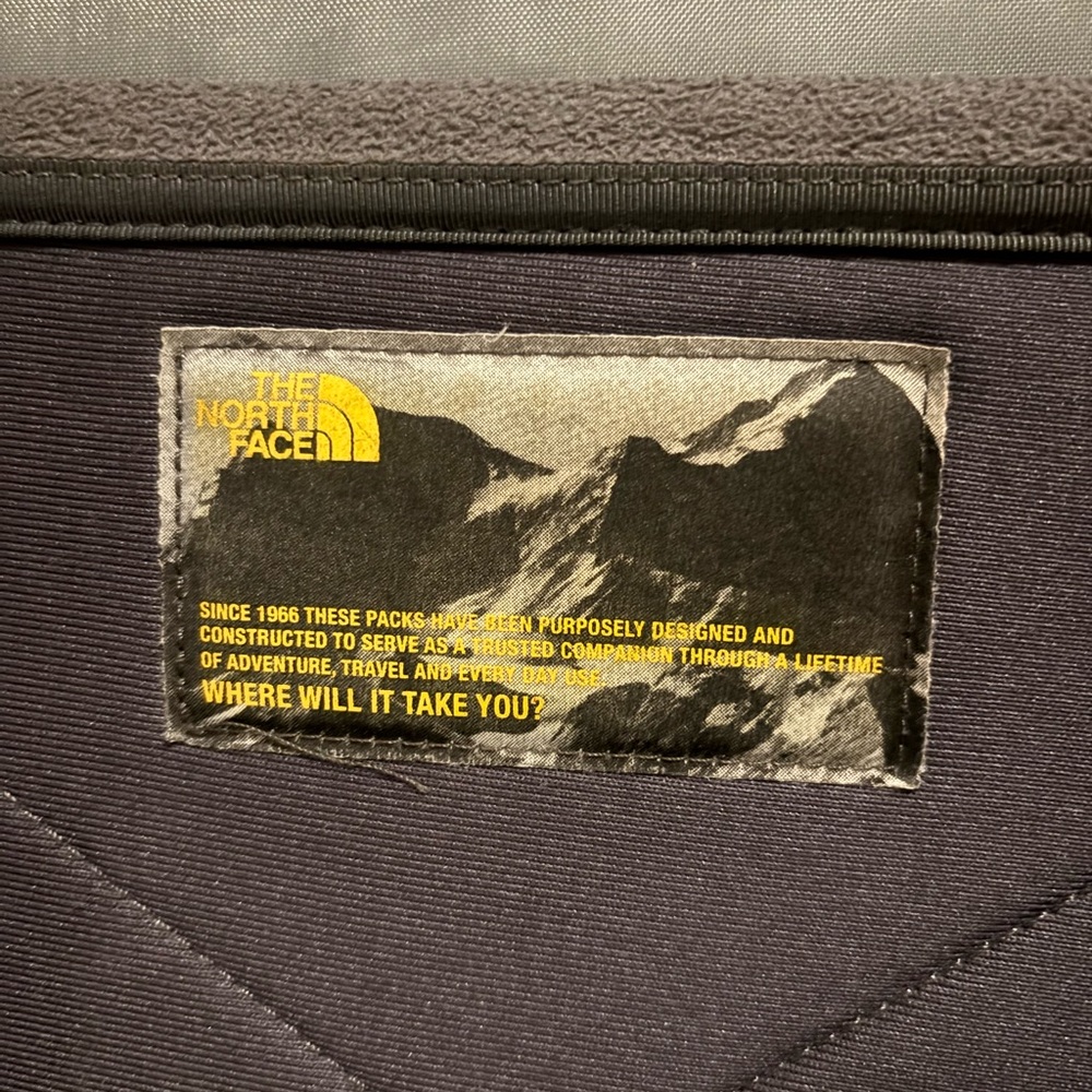 The North Face Charcoal Backpack with Gold Accents , unisex - Picture 4 of 7